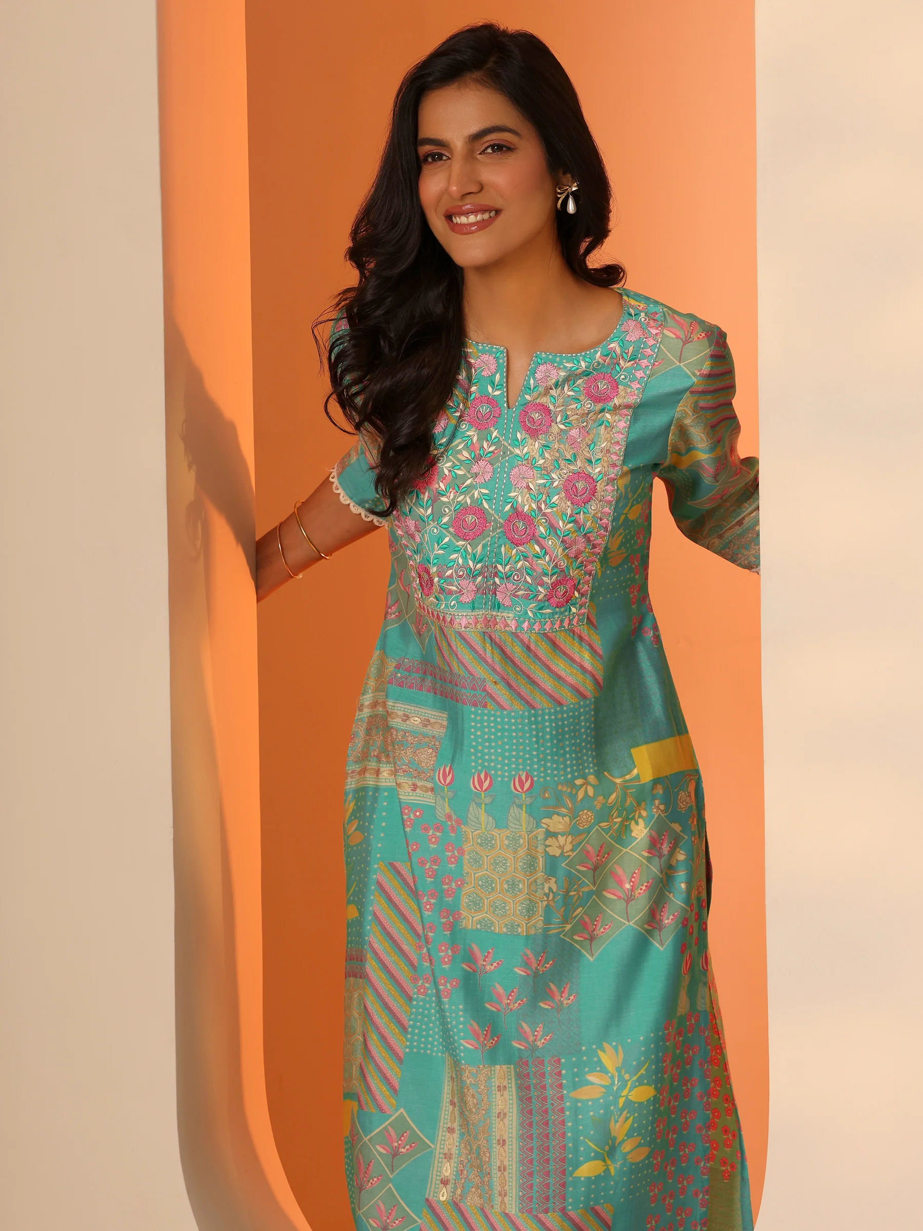 29830_6MAIN_810b64b8-c61a-4c69-aac9-ddedfb0349fd.webp Blue Printed Silk Blend Straight Kurta - Image 1